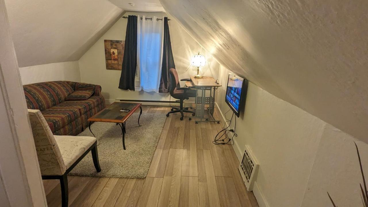 Cozy Downtown One Bedroom Free Parking Kingston Eksteriør billede
