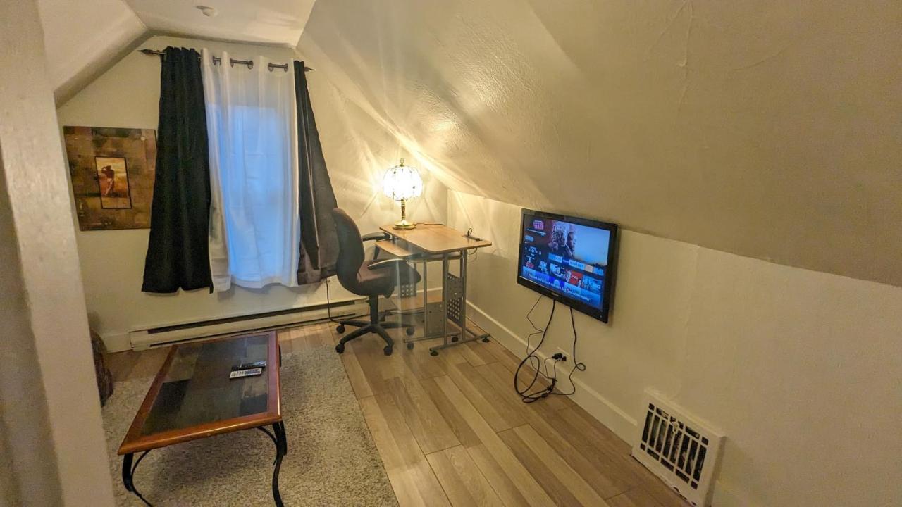 Cozy Downtown One Bedroom Free Parking Kingston Eksteriør billede